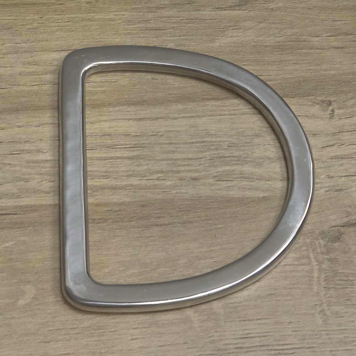 Large nickel-plated D ring for a 90mm strap, a flat band all the way round