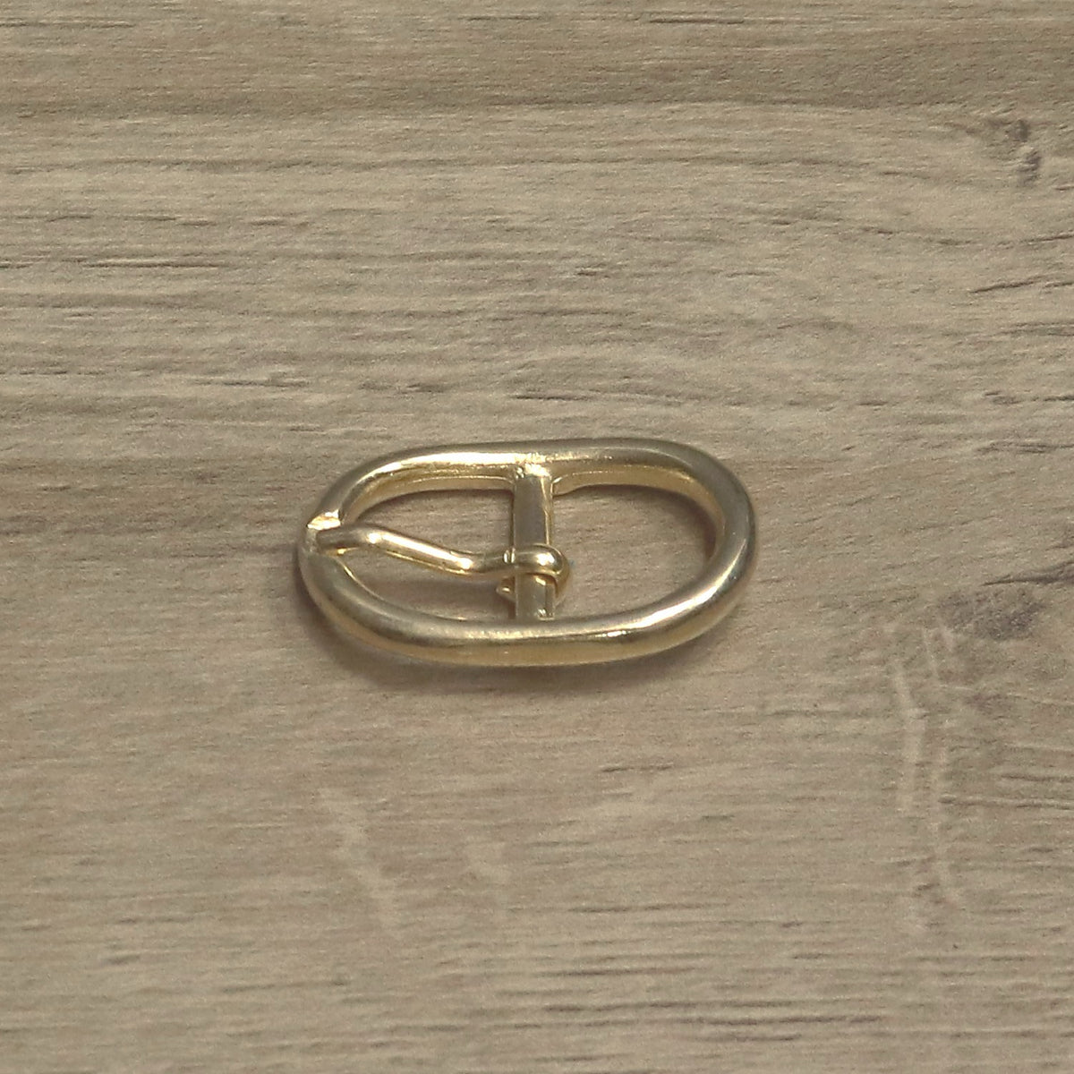 Brass-plated centre bar buckle for a 19mm strap, from above
