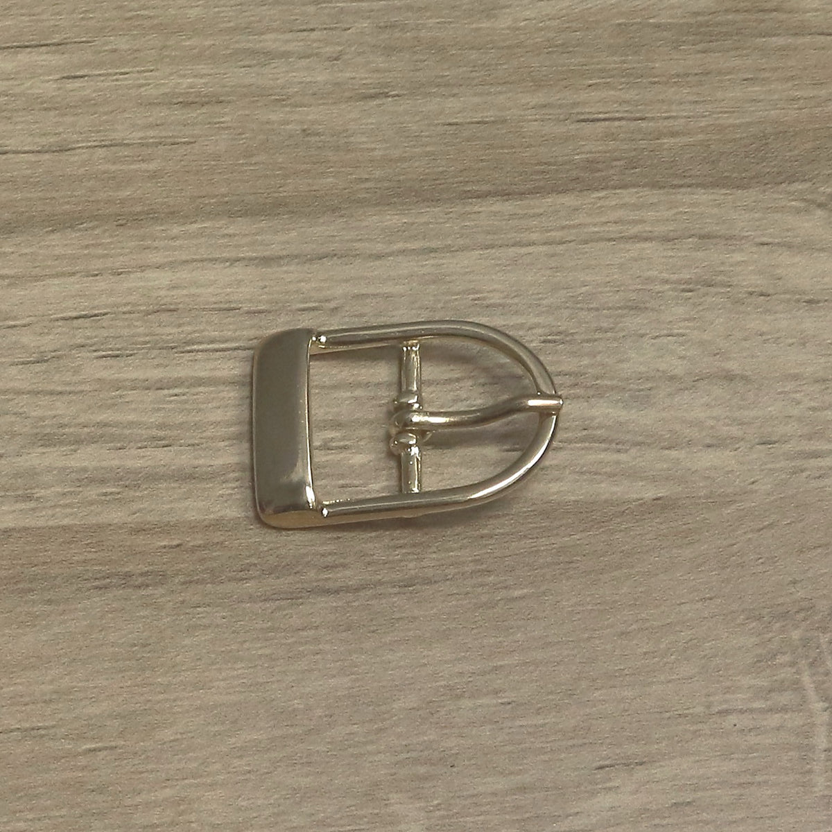 Brass-plated D shape buckle for a 19mm strap, from above with the flat heel bar on the left