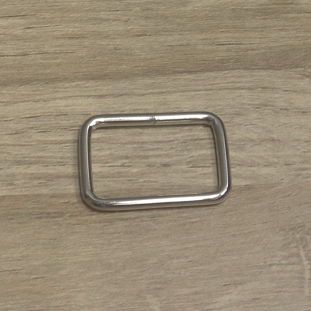 Nickel-plated rectangle ring in 4mm wire, from above with the welded join on the top long side